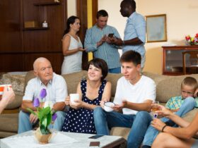 Apa Arti Friendly? Panduan Lengkap Makna, Penggunaan, dan Contohnya