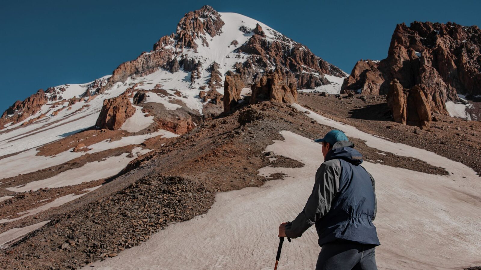 Arti Mimpi Naik Gunung: Makna, Pertanda, dan Pesan Psikologis di Baliknya