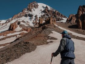 Arti Mimpi Naik Gunung: Makna, Pertanda, dan Pesan Psikologis di Baliknya