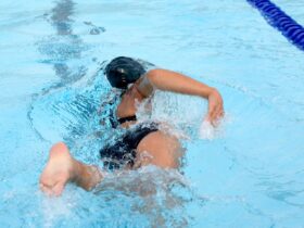Gerakan Kaki Renang Gaya Bebas Adalah Teknik Dasar yang Wajib Dikuasai