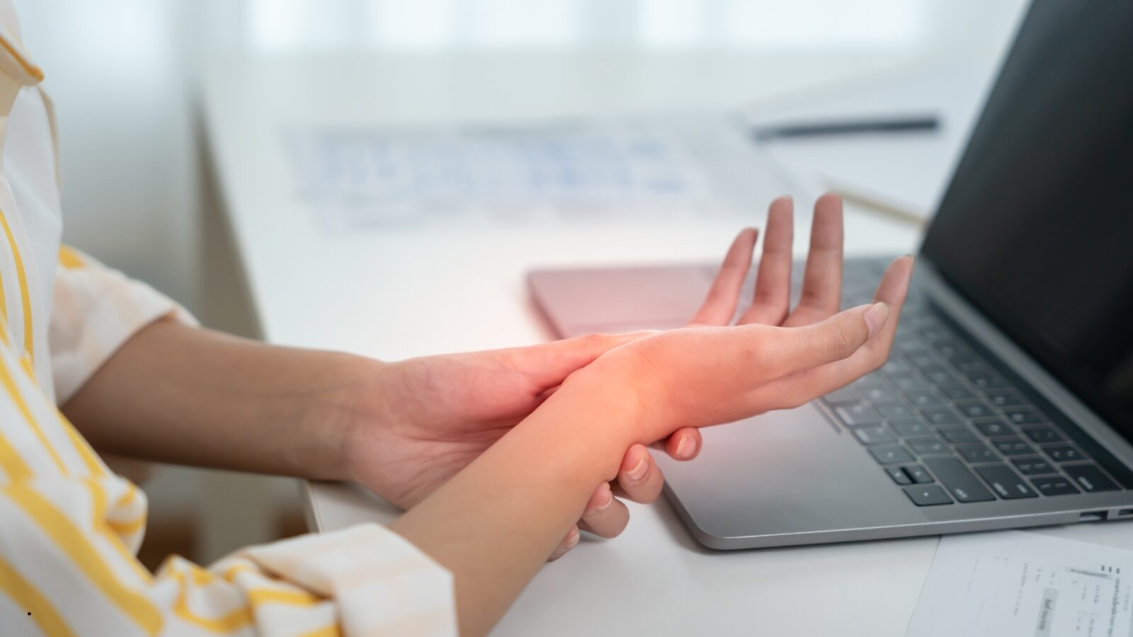 Penyebab Tangan Kesemutan: Kenali Faktor, Gejala, dan Cara Mengatasinya