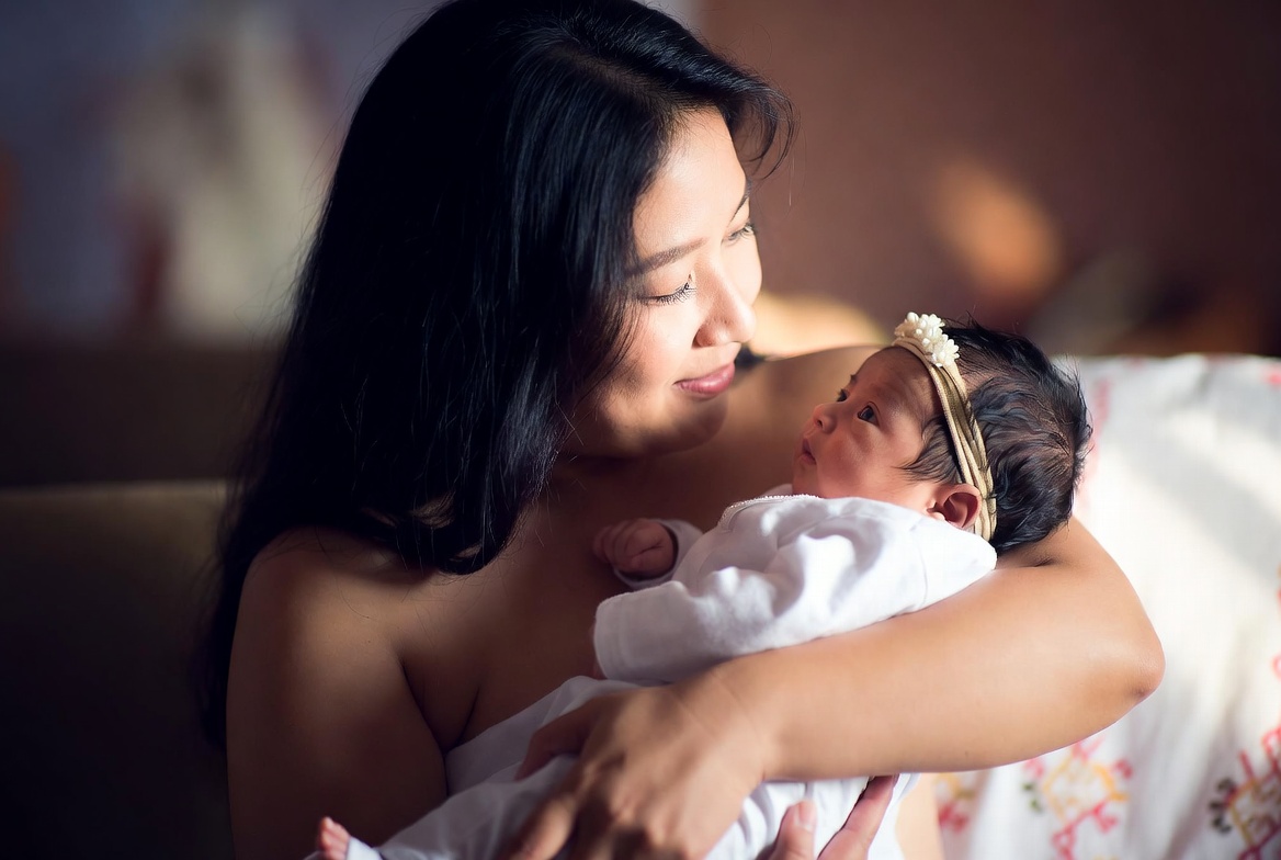 Arti Mimpi Menggendong Bayi Perempuan Menurut Berbagai Sudut Pandang