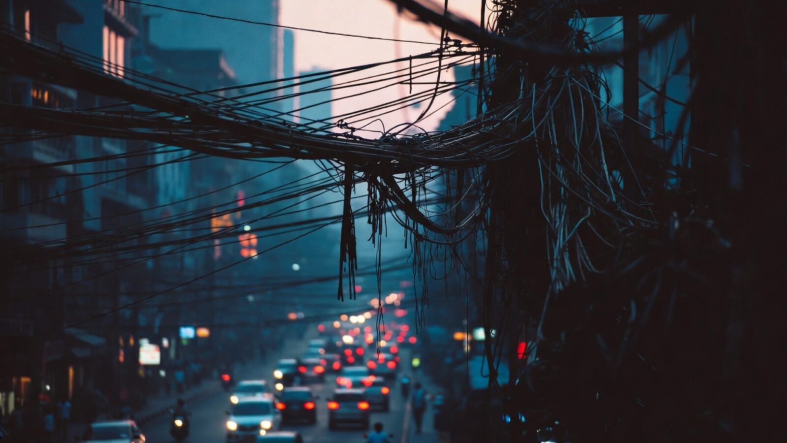 Korban Kabel Menjuntai Risiko Keselamatan Infrastruktur Utilitas di Perkotaan